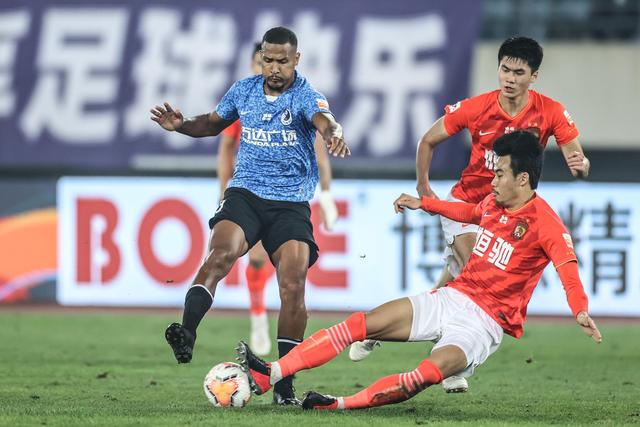 曼城外租两名年轻球员推动阵容调整
